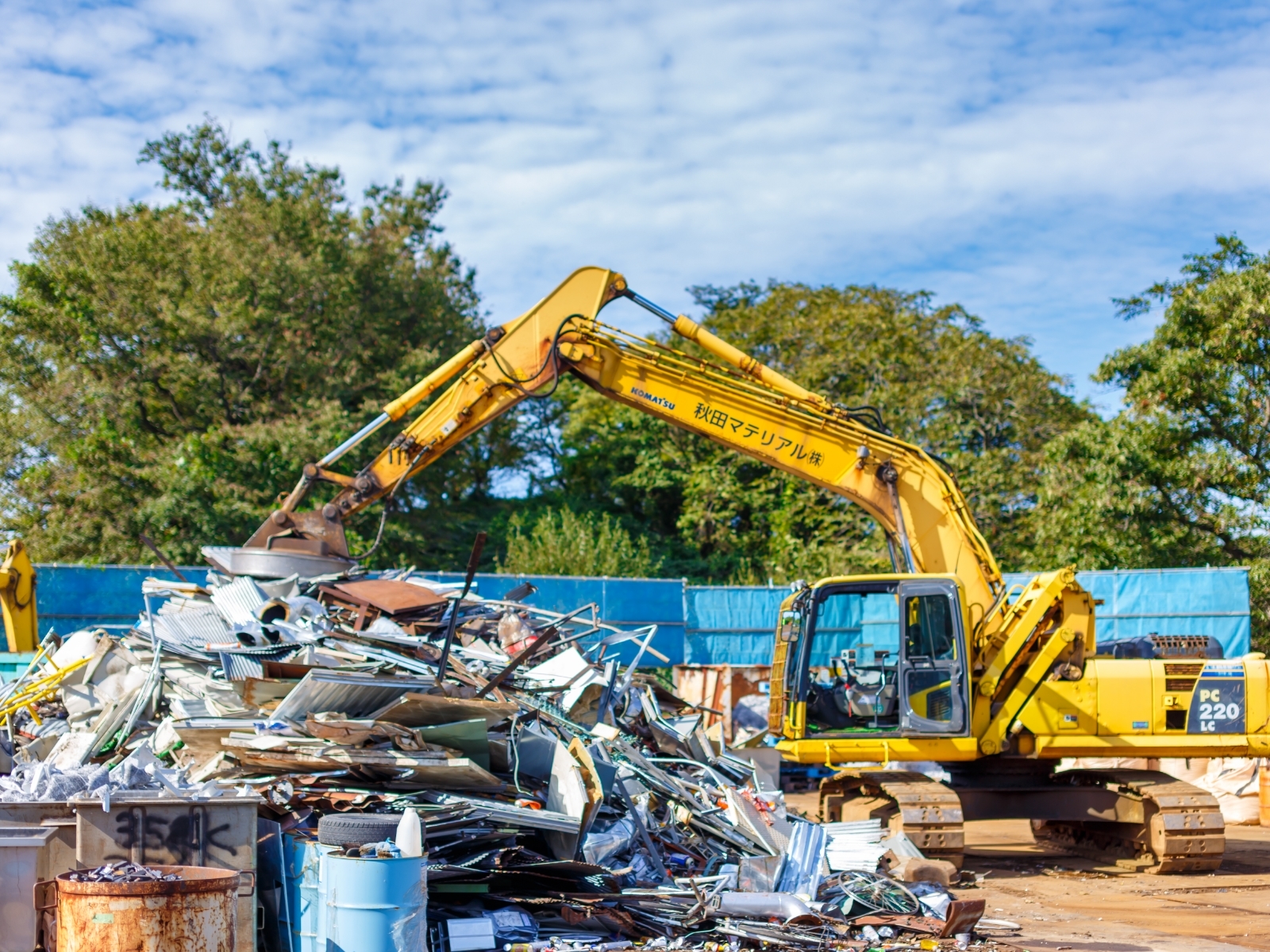 資源循環・産業廃棄物処理の現場で分別・搬送作業を行う様子