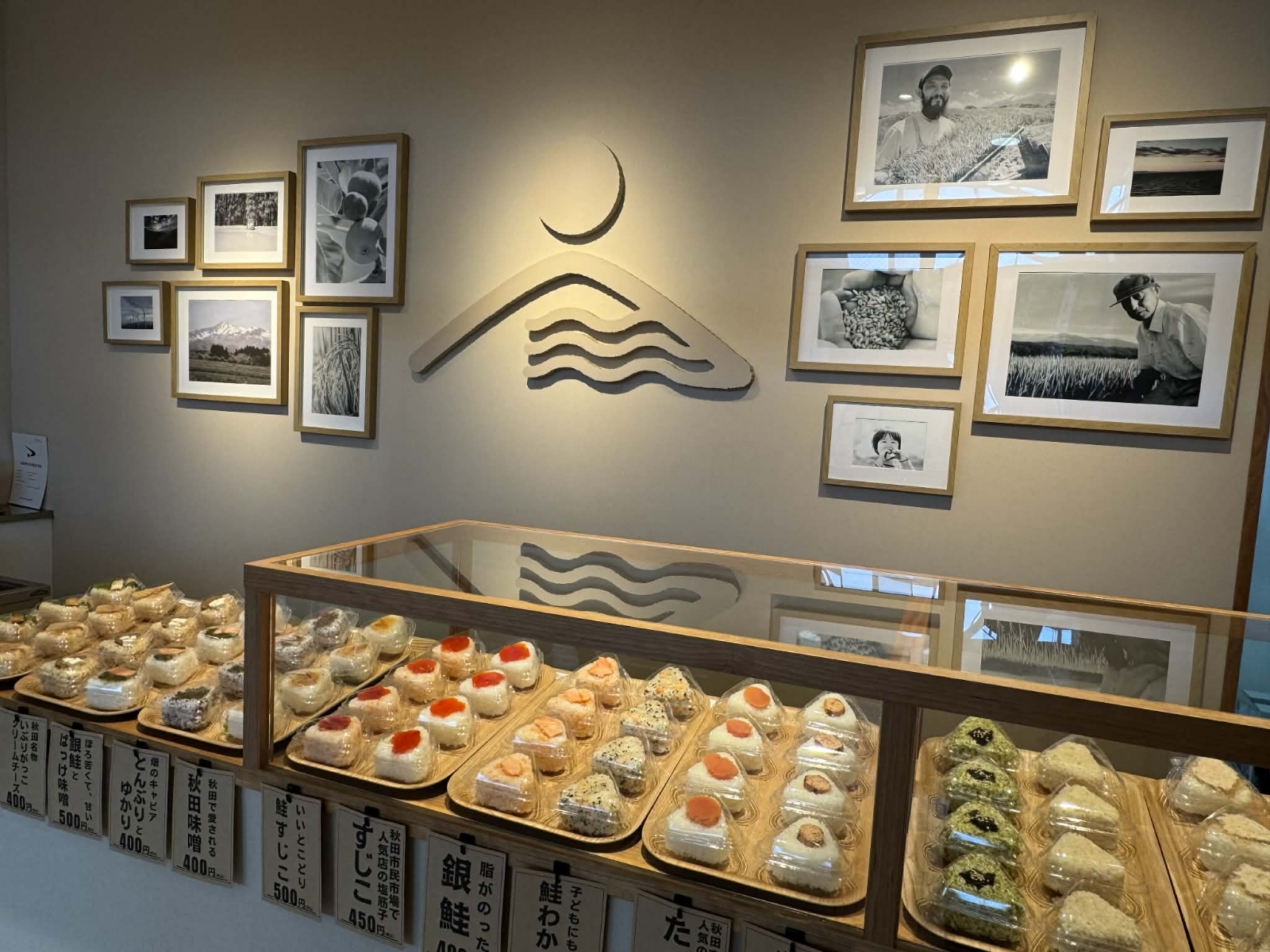 地域食材を活かした飲食・地域商社事業の料理とテーブルセッティング